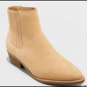 NWT Universal thread ankle boots size 9 1/2 with memory foam.